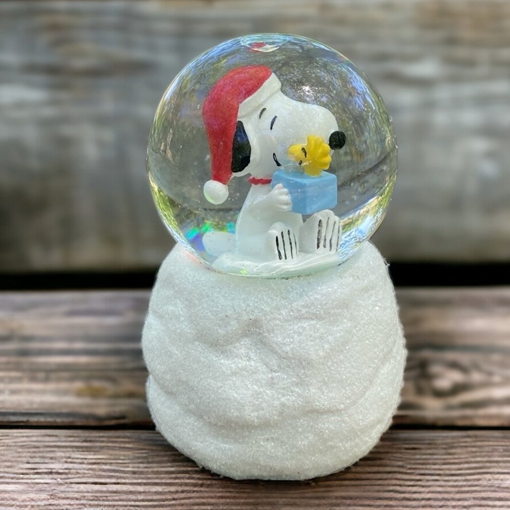 Snoopy and Woodstock light up mini snowglobe - Picture 3 of 10